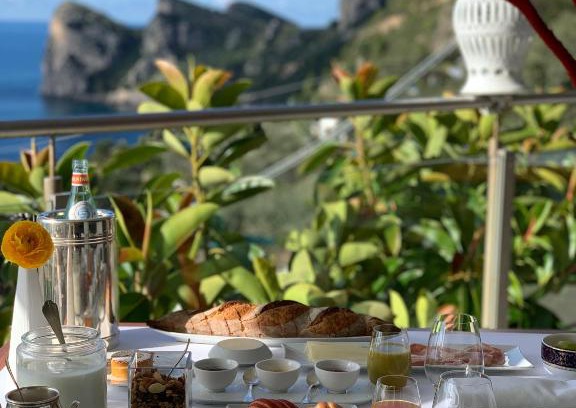 Sirenuse House | Exquisite Quattro Passi Relais: Oceanfront Retreat with Pool