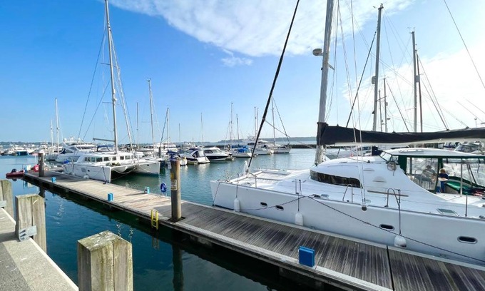 Poole Apartment | Modern Quay & Sea View Hotel with Secure Parking & Breakfast