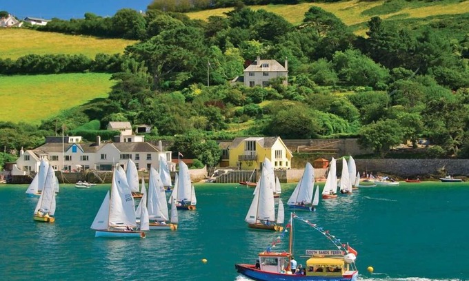 Salcombe Cottage | Quayside: Oceanfront Retreat with Family-Friendly Amenities