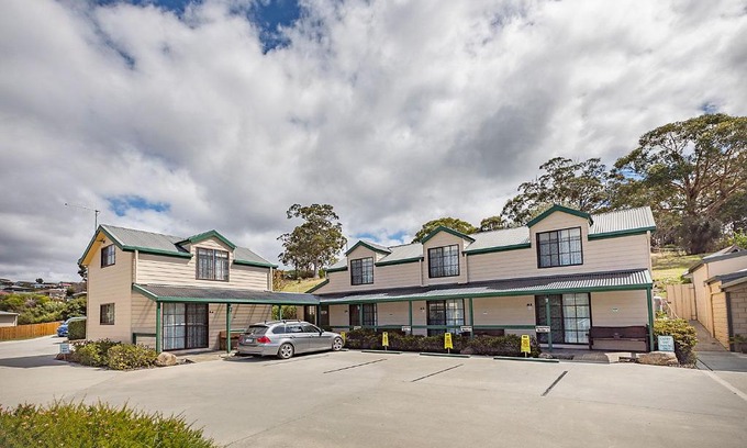 St Helens Hotel | Queechy Motel: 4-Star Stay with Family-Friendly Amenities