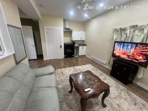 York Regional Municipality Apartment | Cozy Queen Bed Apartment with Kitchen & Pet-Friendly Perks