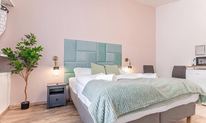 Funfhaus Apartment | Cozy Central Studio with Kitchenette & Smart TV Awaits
