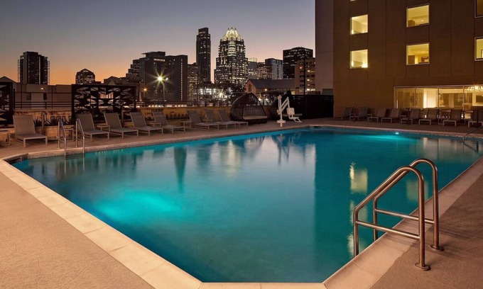 Red River Cultural District House | Queen Bed Retreat, Holiday Inn, Morning Feast, Central to Downtown Buzz