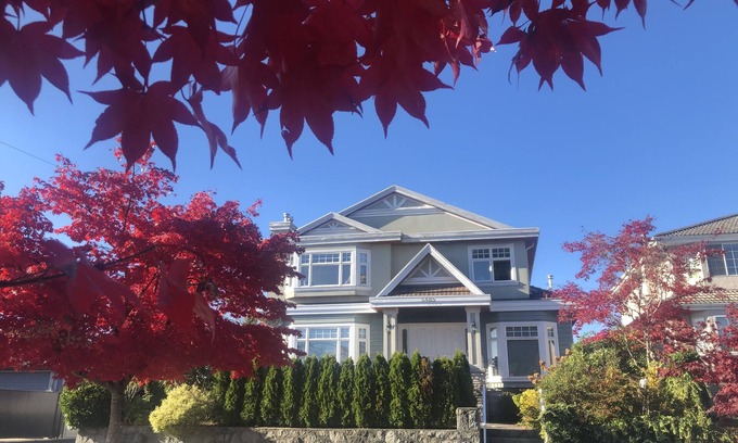 Riley Park-Little Mountain House | Prime Location: Queen Elizabeth Home in Vibrant Vancouver