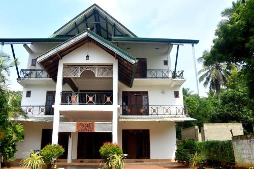 New Town House | Budget-Friendly Family Getaway at Queen Inn Anuradhapura
