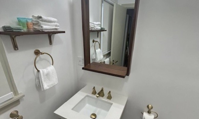 Watkins Glen House | Queen Motel Room - NQM