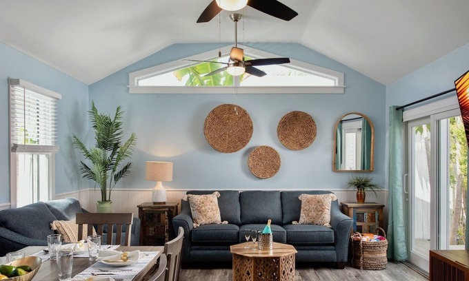 Uptown - Upper Duval House | Experience Queen of Louisa @ Duval with Private Pool & Ocean View