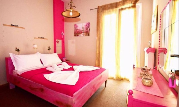 Markopoulon Hotel | Cozy Queen Room with Balcony in Shared Bath Motel
