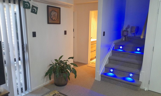 Papatoetoe House | Convenient Hotel Near Airport with Spa and Breakfast Options