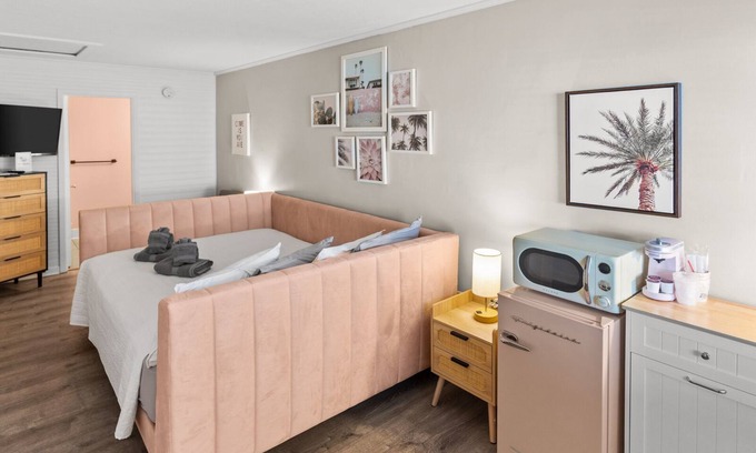Carolina Beach Hotel | Relaxing Queen Room Hotel with Pools Near Beach & Boardwalk