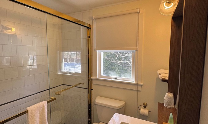 Lake Placid House | Queen Room - SQR