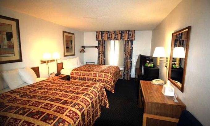 Roseville Hotel | Family-Friendly Queen Room with Two Beds - Non-Smoking