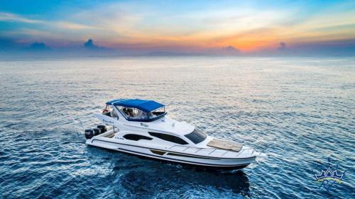 Tanjungbenoa Boat Rental | Exclusive Family-Friendly Retreat on Queen Ruizi Yacht
