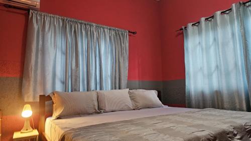 Mallam Hotel | Queen's Hill Lodge: Family-Friendly Retreat with Breakfast