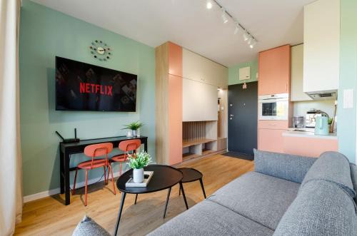 Baluty Apartment | Elegant Queen Size Bed Apartment near Manufaktura, Łódź