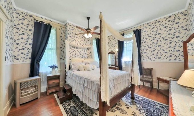 Gainesville Bed & Breakfast | Cozy Queen Size Suite with Access to Prime Amenities