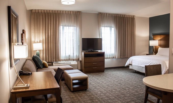 Jacksonville Apartment | Queen Studio with Pool, Spa & Free Breakfast Awaits You