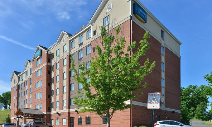 Aquia Harbour Condo | Queen Suite in Stafford with Indoor Pool & Business Center