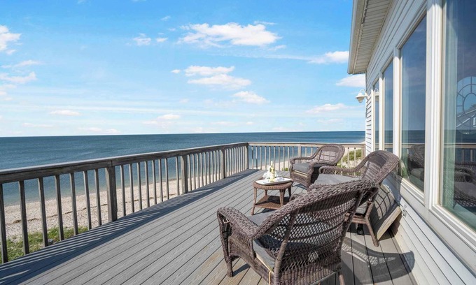 Wading River House | Beachfront Queen Vic House: 9.8 Rated with Pool & Views