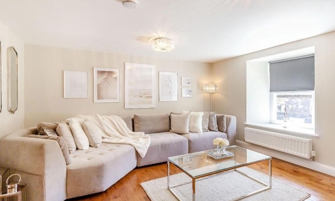 Eastgate Apartment | Indulge in the Queen Victoria Suite - 5-Star Family Retreat