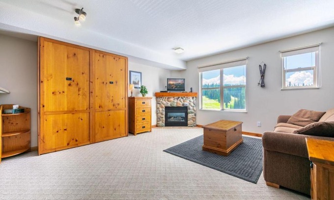Silver Star Mountain Apartment | Experience Comfort at Queen View with Hot Tub & Breakfast