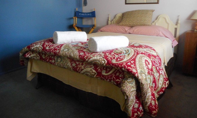 Whitehorse House | Queen, walk to village center.