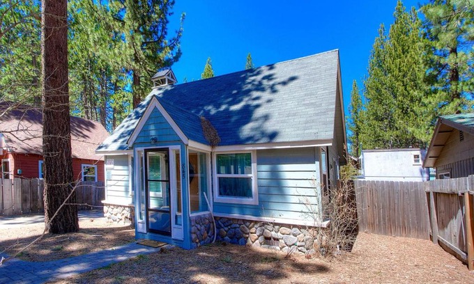 Al Tahoe House | Beautiful Queens Cottage with Ocean View near Lake Tahoe