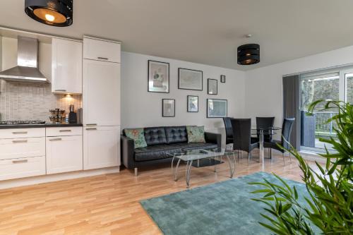Central Aberdeen Apartment | Queens Crescent - Stylish retreat and Tranquil