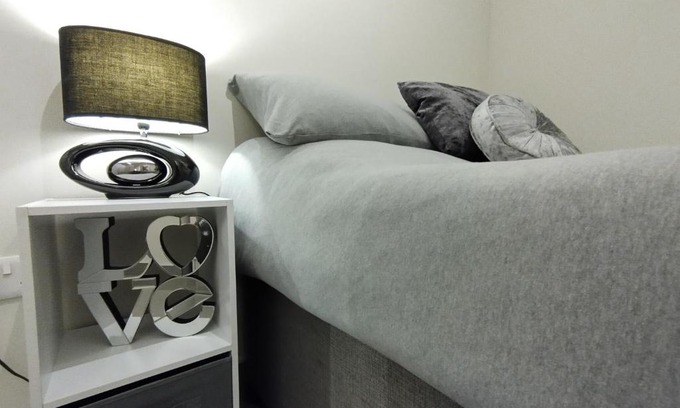 Pembroke Dock Apartment | Cozy Queens Holiday Basement with Breakfast & Hot Tub