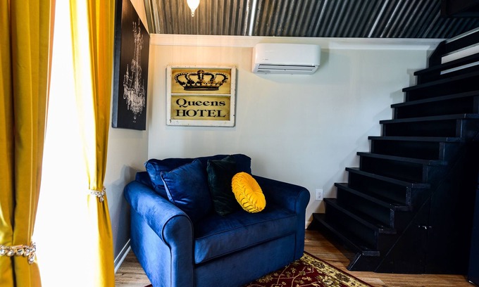 Round Top Cottage | Queens Hotel: Cozy Studio Cottage with Pool & Lake Views