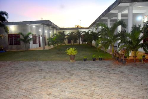 Mihintale House | Family-Friendly Stay at Queens Hotel Anuradhapura