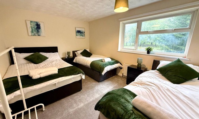 Swindon House | Queens House Long Stay Free Parking Sleeps 7
