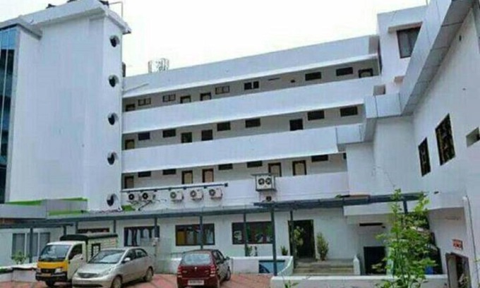 Vadakara Hotel | Budget-Friendly Stay at Queens Tourist Home with Spa Access