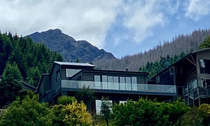 Fernhill House | Scenic Queenstown Lake Panorama - 4-Star Family Retreat