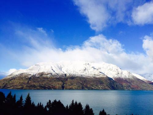 Sunshine Bay House | Family-Friendly Queenstown Lakeview Home Near Town Center