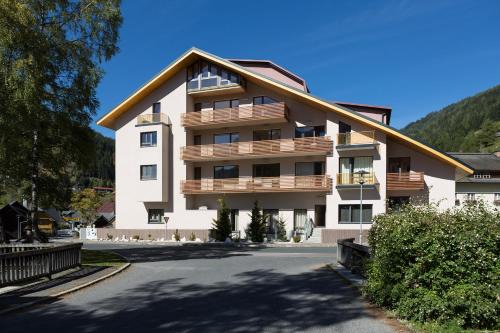 Ebene Reichenau Apartment | Quercus Appartements: Pet-Friendly Stay with Hot Tub Access