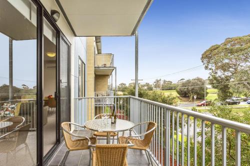 Frankston Apartment | Relax at Quest Frankston: Oceanfront Stay with Pool Access