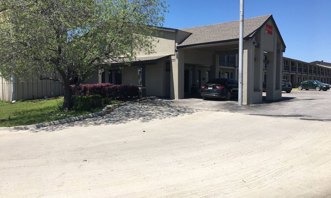 Weatherford Hotel | Cozy Quest Inn: Family-Friendly Stay with Breakfast Included