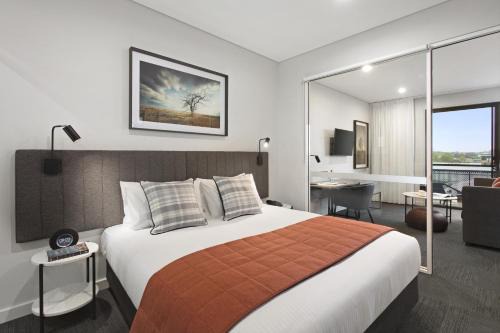 Orange Apartment | Elegant Quest Orange: 5-Star Stay with Family-Friendly Amenities
