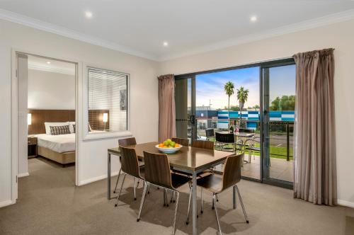 Singleton Apartment | Elegant Quest Singleton: 5-Star Comfort & Family-Friendly Amenities