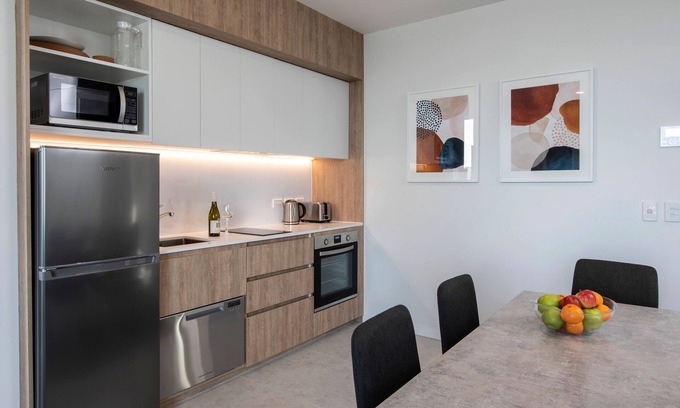 Milford Apartment | Oceanfront Quest Takapuna: Guest Rated 9.6/10, Family Friendly