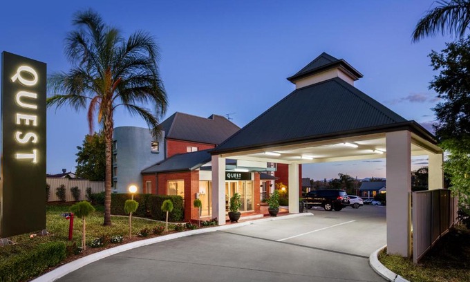 East Tamworth Apartment | Elegant Quest Tamworth: 5-Star Stay with Pool & Breakfast