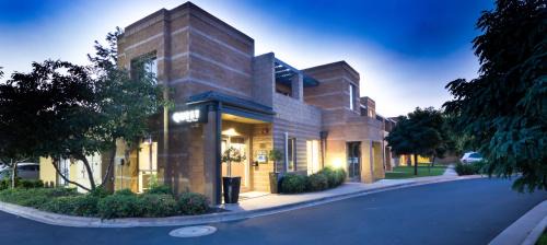 Wagga Wagga Apartment | Elegant Quest Wagga Wagga: Family-Friendly with Pool Access