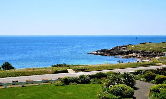 Quiberon Apartment | Cozy Oceanfront Apartment Quiberon for 4 Guests