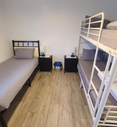 Crawley House | Cozy Family Retreat near Gatwick with Hot Tub Amenities
