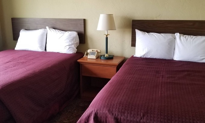 Myrtle Creek Hotel | Comfortable Quick Stop Motel with Breakfast & Family Amenities
