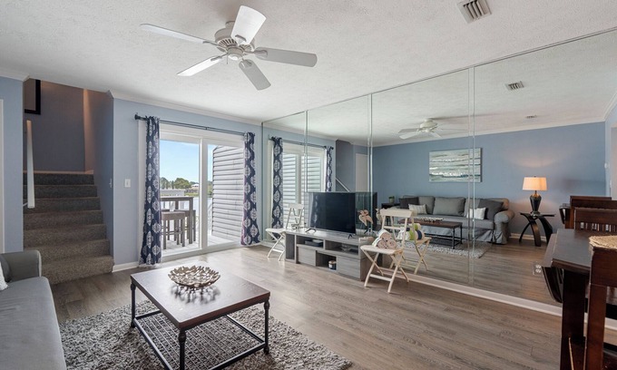 El Centro Beach Condo | Cozy Retreat: Beachside Access with Lake Views & Pool