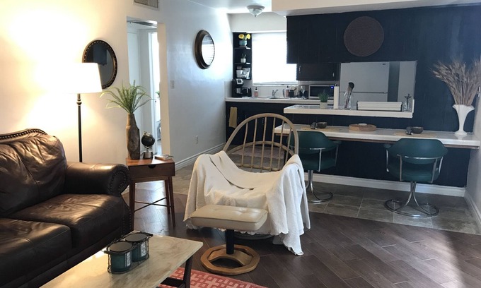 Oleander - Sunset House | Cozy 1 Bedroom Townhouse with Parking & Fast WiFi in Downtown