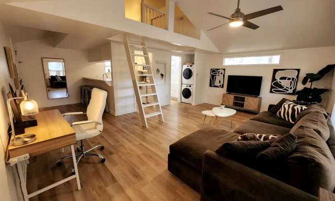 North Loop House | Quiet 1BR with Full Remote Work Setup in Walkable Area