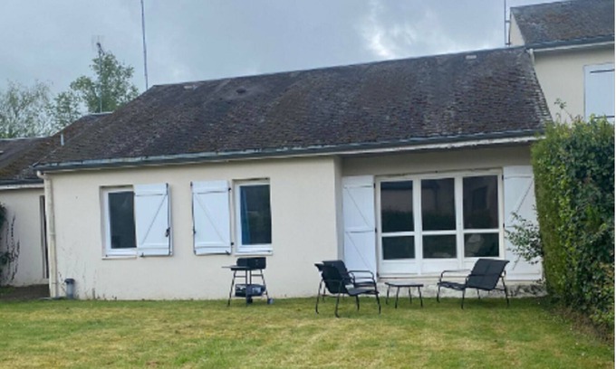 Dampierre-en-Burly House | Peaceful 3-Bedroom Oasis with Garden and Spa Amenities